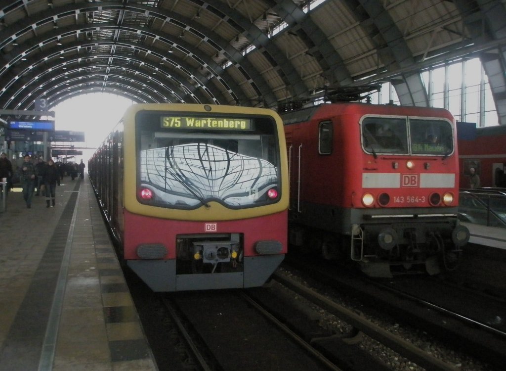 Hier links eine S75 von Berlin Spandau nach Wartenberg und rechts 143 564-3 mit einer RB14 von Senftenberg nach Nauen, diese beiden Zge standen am 3.2.2010 in Berlin Alexanderplatz.