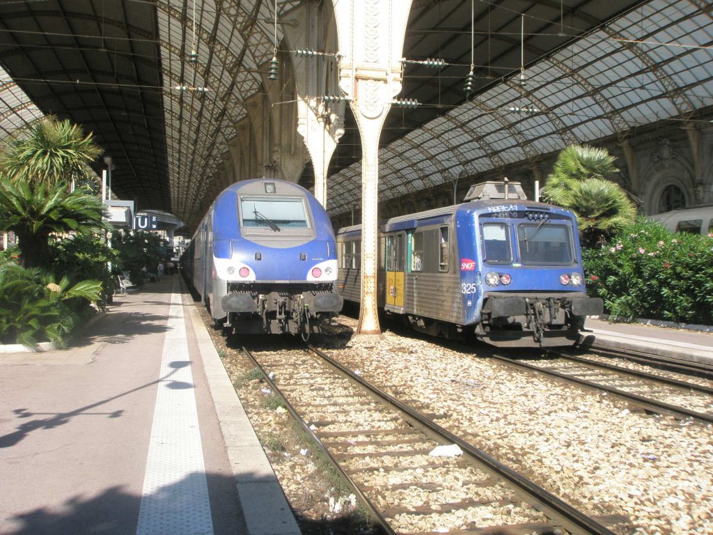 Hier links TER17487 von Marseille-St-Charles nach Nice Ville und rechts TER 86016 von Monaco-Monte-Carlo nach Cannes-la-Bocca, diese beiden Zge standen am 31.7.2010 in Nice Ville.