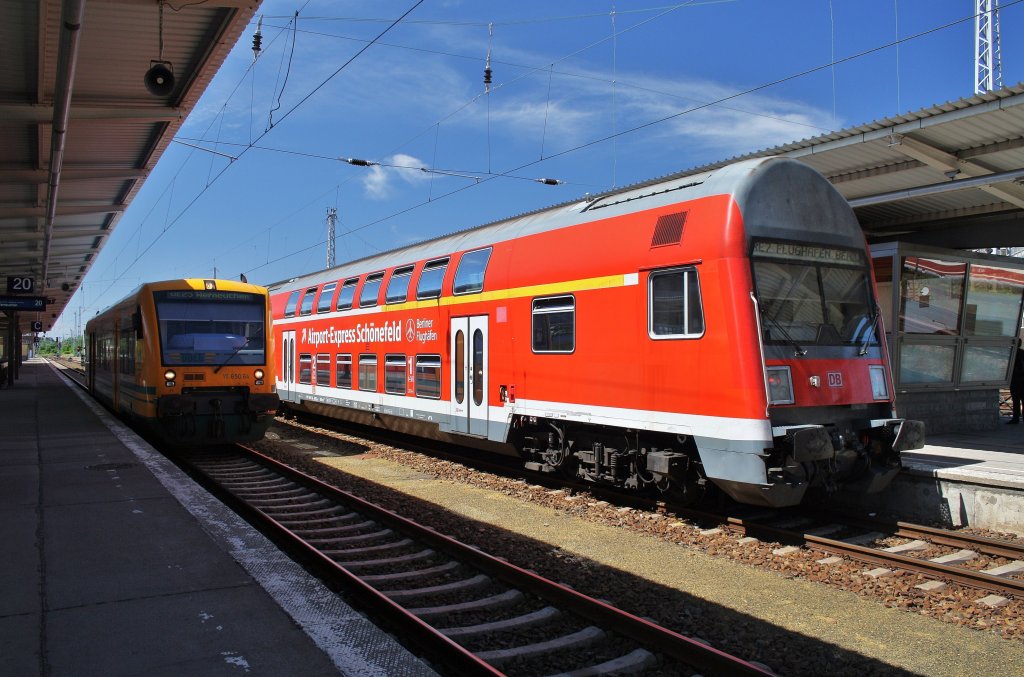 Hier links VT650.64 als ein OE25 (OE79265) von Berlin Lichtenberg nach Werneuchen und rechts eine RB14 (RB93919) von Berlin Lichtenberg nach Berlin Schnefeld Flughafen, diese beiden Zge standen am 26.5.2012 in Berlin Lichtenberg. 