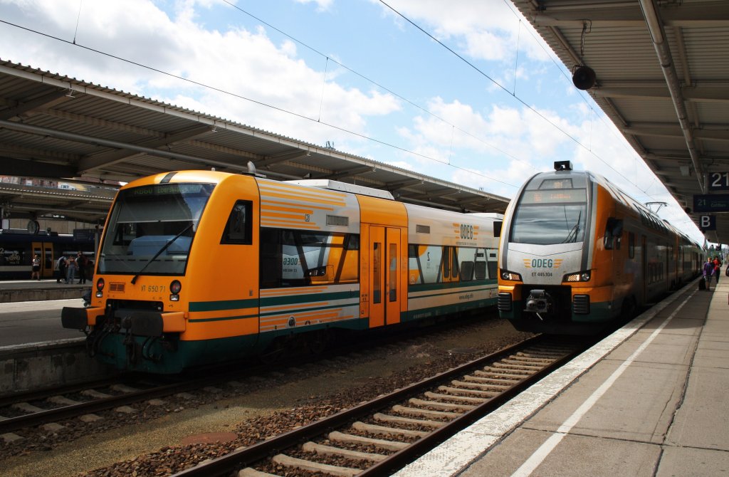 Hier links VT650.71 als RB60 (RB79551) von Berlin Lichtenberg nach Eberswalde Hbf. und recht 445 104-3 als RE2 (RE92364) von Berlin Lichtenberg nach Cottbus, diese beiden Triebzge standen am 23.6.2013 in Berlin Lichtenberg. 