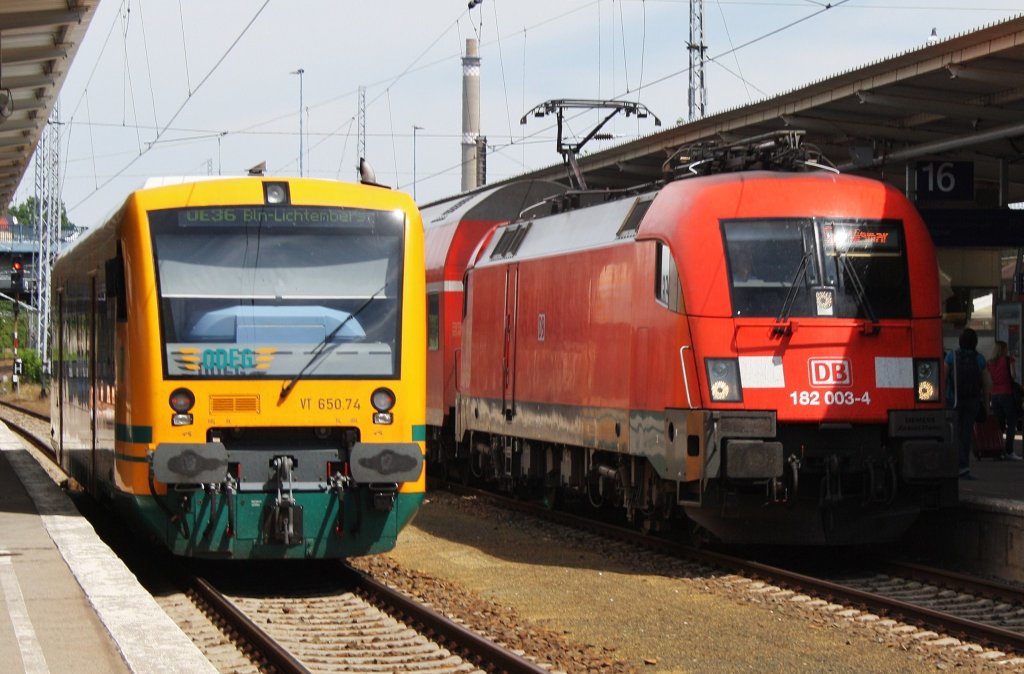 Hier links VT650.74 als ein OE36 (OE79429) von Berlin Lichtenberg nach Frankfurt(Oder)-Neuberesinchen und rechts 182 003-4 mit einem RE2 (RE37380) von Cottbus nach Wismar, diese beiden Zge begegneten sich am 26.5.2012 in Berlin Lichtenberg. 
