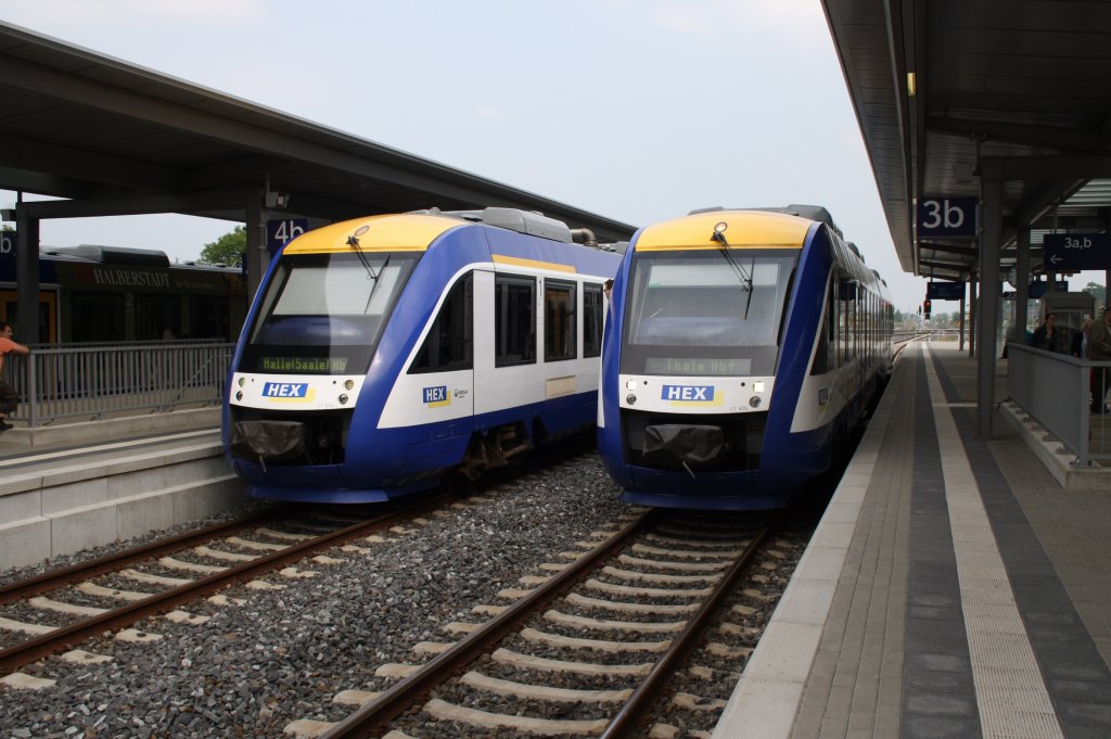 Hier links VT804 als HEX80963 von Vienenburg nach Halle(Saale) Hbf. und rechts VT806 als HEX80836 von Magdeburg Hbf. nach Thale Hbf., diese beiden Triebzge standen am 22.5.2011 in Halberstadt.