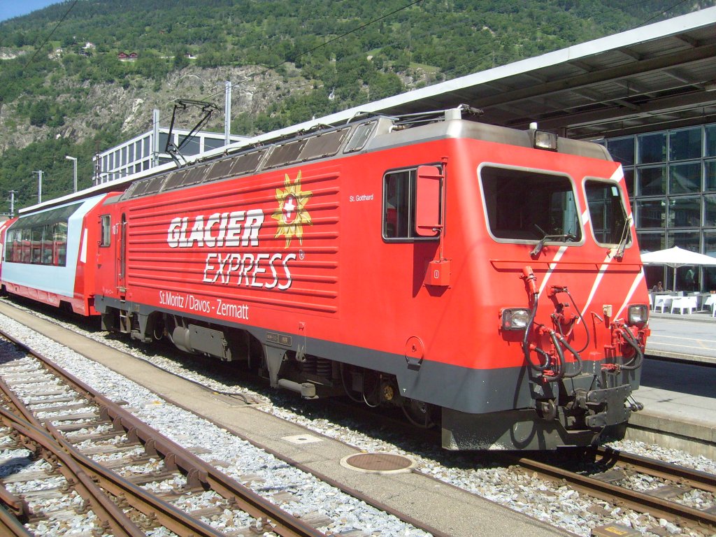 Hier eine Lok der MGB mit Glacier Express Werbung am 16.7. in Brug