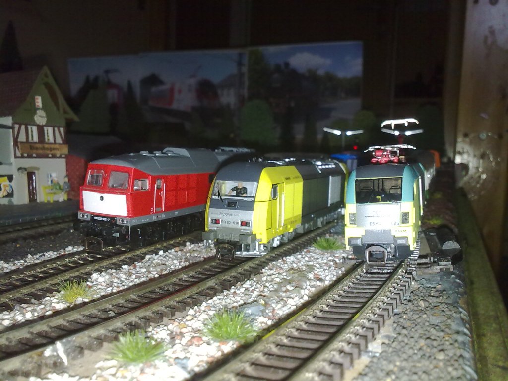 Hier mal die 3er Flotte nebeneinander.
Einer von 3 Taurusn Dispolok  Es 64 U2-025, Dispo.Diesellok ER 20-010 und Railion 232 902-7.