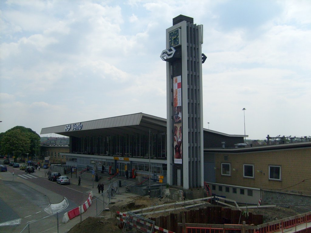 Hier mal die Ansicht der Vorderseite des venloer Bahnhof am 15.5. Da auf dem Vorplatz gebaut wird und zur berquerung der Strasse eine Behelfsbrcke aufgebaut wurde kann man im Moment von dieser wunderbar fotografieren. 