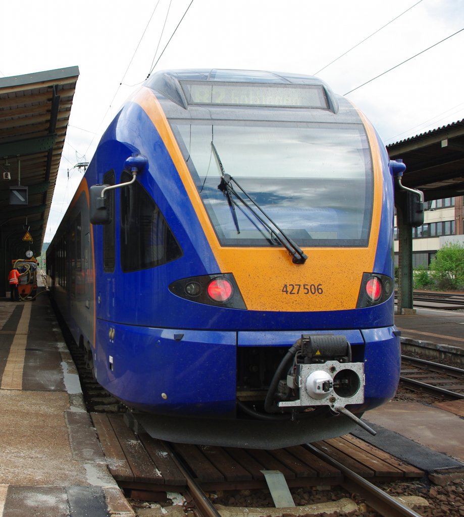 Hier mal ein Bild zum Bahnalltag in seiner weniger angenehmen Form, denn auch ein Zug muss sich mal erleichtern. Am Abend des 30.04.2010 wird in Bebra der Schmutzwassertank von 427 506 abgepumpt.