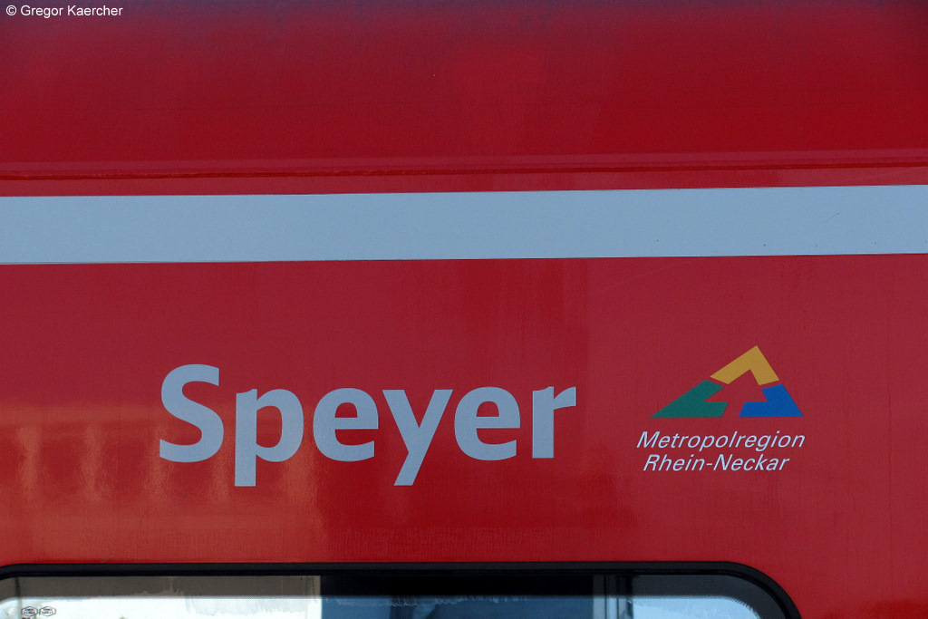 Hier mal ein Blick auf die Aufschrift und das Logo des 425 209, der den Stdtenamen Speyer trgt. Aufgenommen am 08.05.2011.