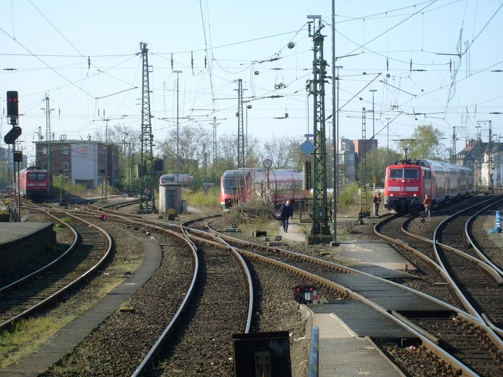 HIer mal ein Blick in das Bahnhofsvorfeld von Mnster(Westf) am 17.4. REchts steht eine 111 mit Dostos an der fleissig rumgewerkelt wird, dann sin noch ein paar Talente zusehen und schlielich ist noch eine Br 112 mit Dostso da.