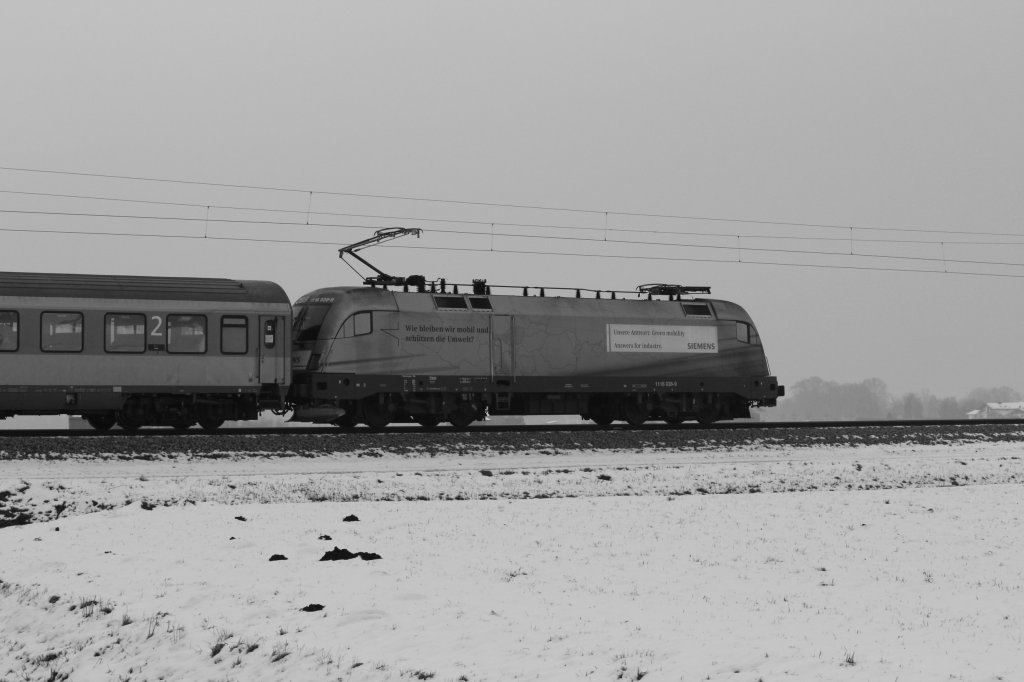 Hier mal ein etwas anderes Bild von 1116 038-9, dem  Siemens-Taurus , der unterwegs von Mnchen nach Salzburg war. Aufgenommen am 28. Januar 2012 kurz vor dem Bahnhof von bersee.