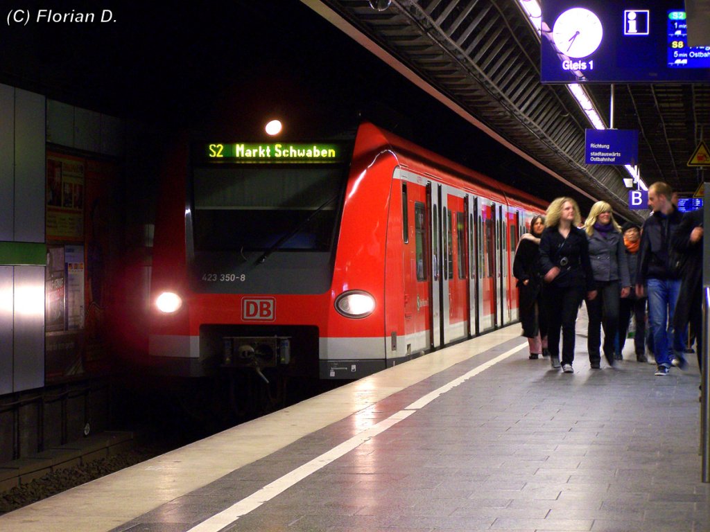 Hier mal ein Foto von der Stammstrecke.
423 350/850 als S2 von Dachau kommend auf dem Weg nach Markt Schwaben. 28.03.2010