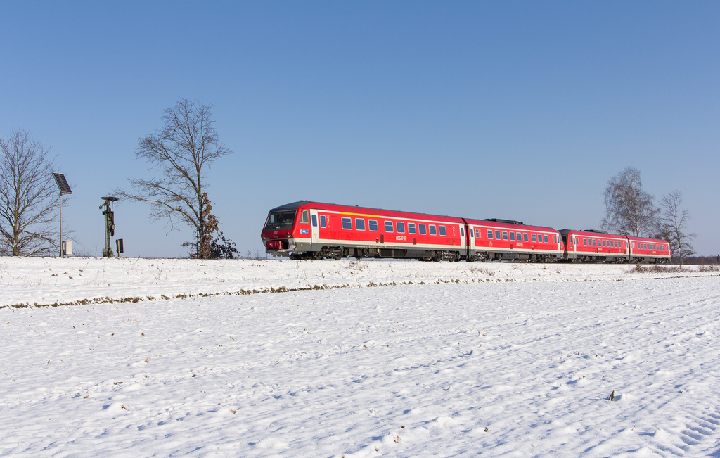 Hier mal ein Motiv etwas anders umgesetzt.Der RE 3558 von Schwandorf nach Nrnberg bei Freihls mit Sonnenschein und eisiger Klte.(8.12.12)