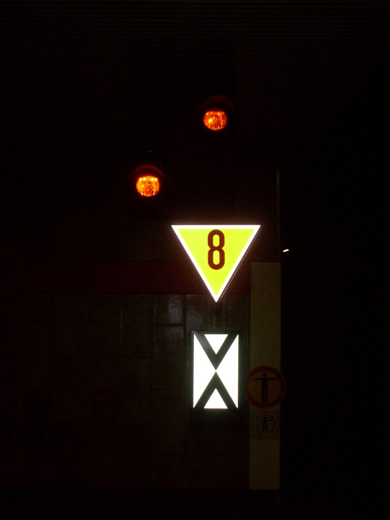 Hier mal ein Versuch das Ausfahrtsignal im S-Bahnhof Dortmund Universitt auf Gleis 1  zum leuchten  zu bringen.