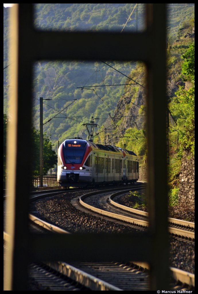 Hier mal ein Versuch einen Flirt nicht ganz so langweilig aussehn zu lassen...  302  und ein weiterer Flirt von VIAS bei Kaub im Rheintal. (12. August 2012) 