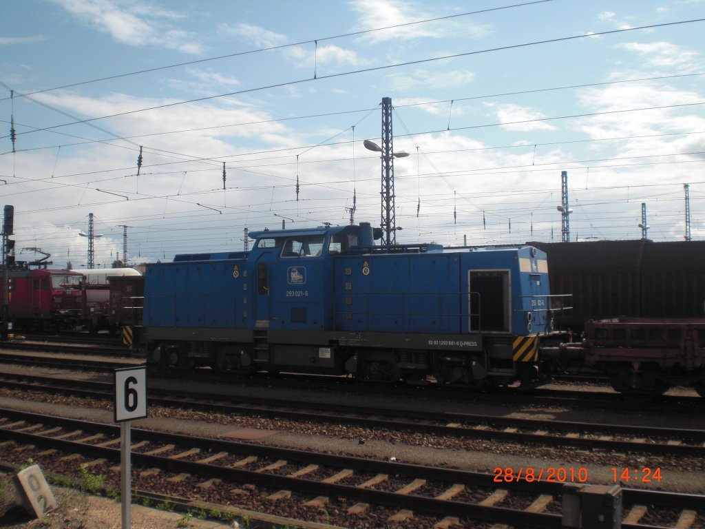 Hier ist mal eine etwas seltener zu sehende Diesellok 293 021-6 in Dresden-Friedrichstadt zu sehen.