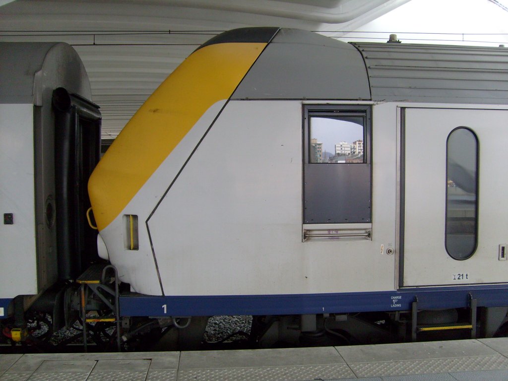 Hier mal eine Nahaufnahme eines I11 Steuerwagens. Die Kopfform finde ich schon sehr interessant besonders die Wulzt auf dem Dach.Dieser Wagen war in einem ICo von Masstricht nach Brssel mitten im Zug eingereiht. Aufgenommen am 17.3.2010 in Lige Guillemins.