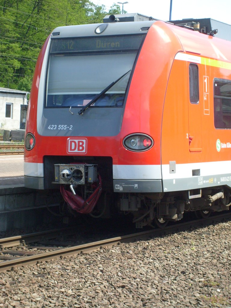 Hier mal eine Nahaufnahme der Front von 423555-2 im Bahnhof von Au(Sieg). Man knnte dazu auch sagen: Einsamer 423er sucht Anschluss.