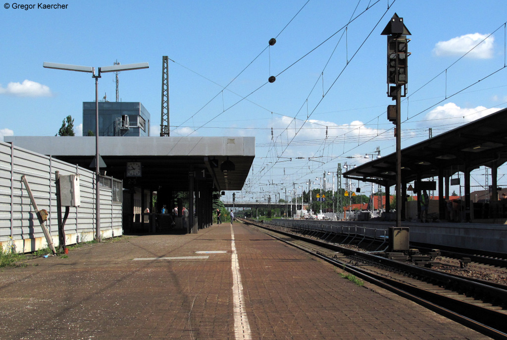 Hier mal noch ein Blick auf den Bahnsteig 1 in Graben-Neudorf wenige Tage vor Baubeginn. Aufgenommen am 13.05.2011.
