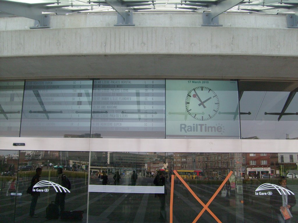 Hier mal die ber dem Eingangsbereich des Bahnhofes Lige Guillemins angebrachten Abfahrtstafeln. Diese werden von hinten gegen die Scheiben projeziert. Das finde ich mal eine gute Idee. Gesehen am 17.3.2010.