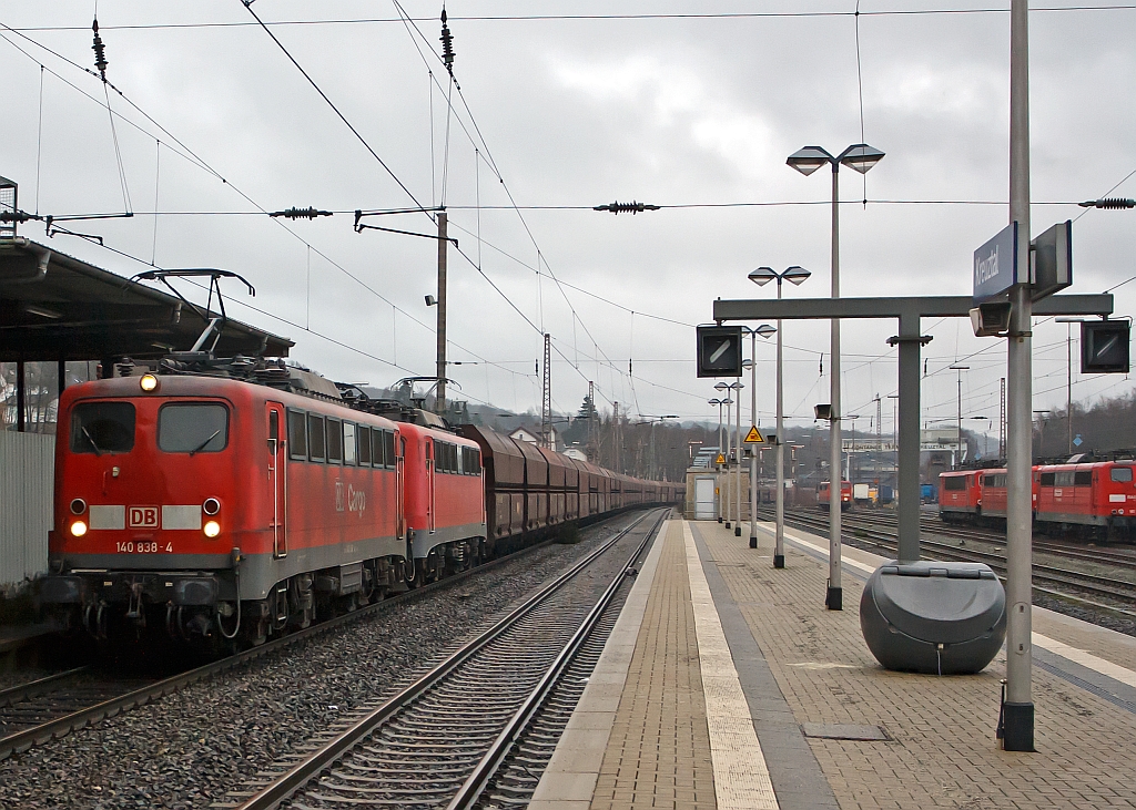 Hier mal was in ISO 1600 mit der alten EOS 100OD.....
Doppeltraktion 140 838-4 und eine weitere 140er mit CIL 48700 von Grokrotzenburg nach Rotterdam Maasvlakte Oost ein leerer Kohlenzug (Selbsentladewagen), hier durchfhrt er am 23.12.2011 den Bahnhof Kreuztal. Er fhrt auf der KBS 440 Ruhr-Sieg-Strecke in Richtung Hagen. 
Da es regnete und sehr duster war musste ich hier auf ISO 1600 gehen.