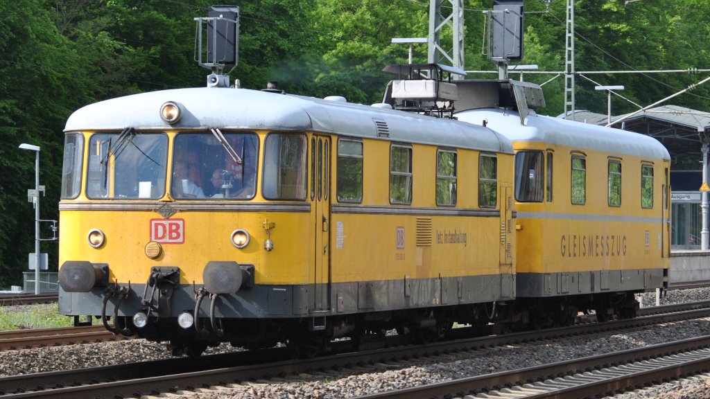 Hier mal was lustiges und Seltenes. 725 002-0 fhrt am 09.05.2012 durch den Bahnhof von Dreieich-Buchschlag.