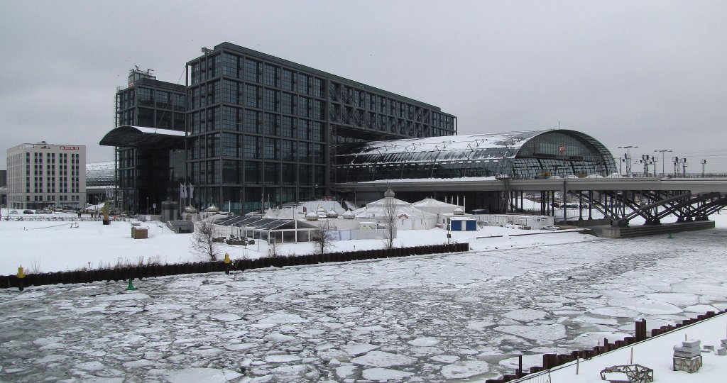 Hier mal eine winterliche Ansicht des Berliner Hauptbahnhofes. Das Bild entstand am 13.02.2010.