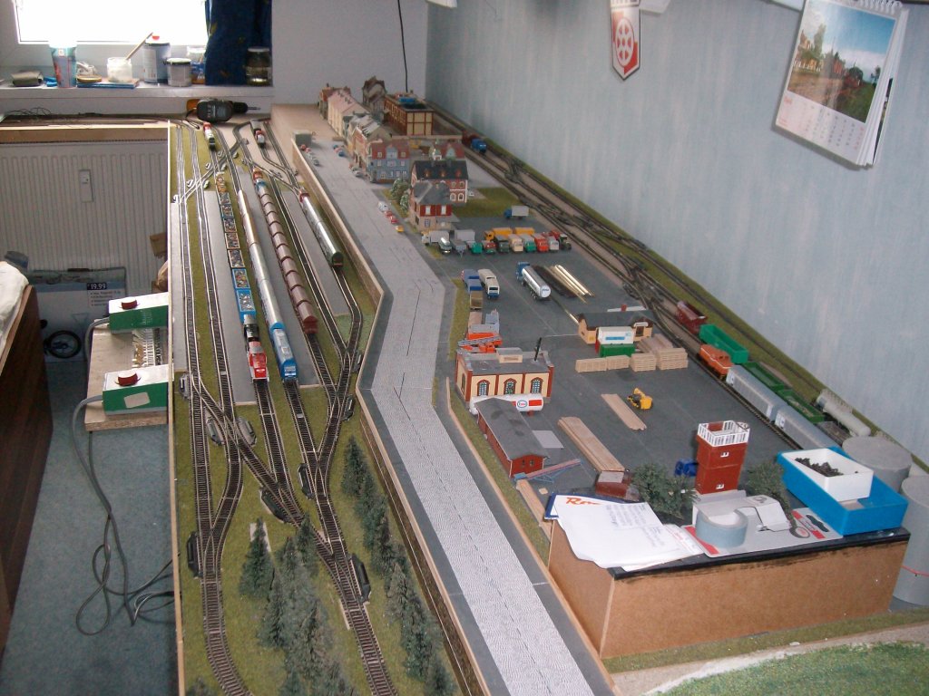 Hier meine Anlage in Komplettansicht.Links der Hbf und rechts vorne der Holzbetrieb und hinten das Wohnviertel.