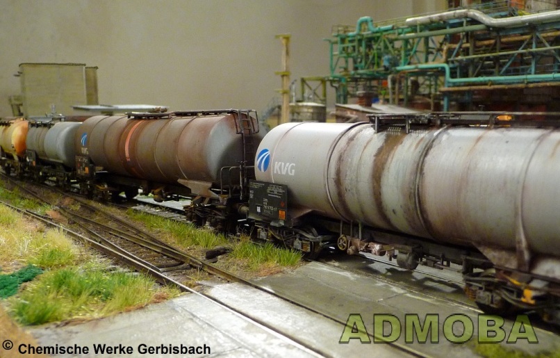 Hier meine Industrieanlage der Chemischen Werke Gerbisbach in 1:87 (HO). Kesselwagen werden zum Übergabebahnhof verschoben.
