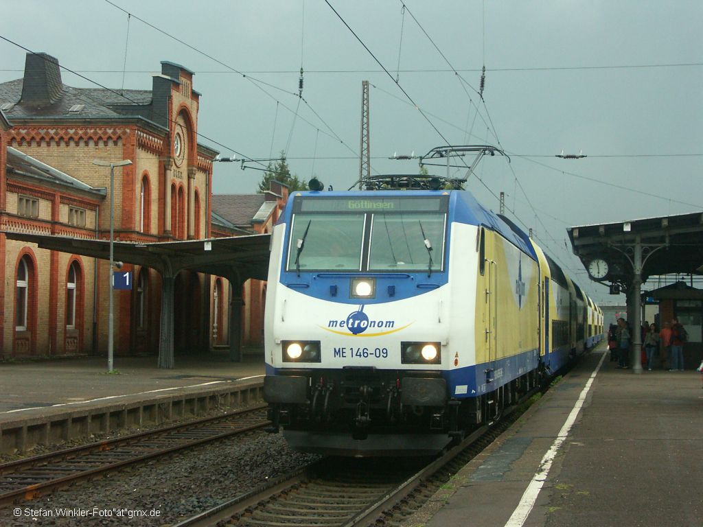 Hier der Metronom in voller Pracht am Bf. Elze. Kurz vorher hatte ein Gewitter fr grandiose Abdunkelung mit aktiver Bahnsteigbeleuchtung geesorgt, als die Zugkreuzung anstand, war das leider wieder vorbei...