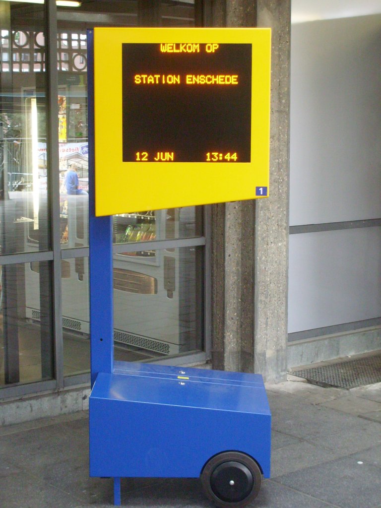 Hier eine mobile Informationstafel im Bahnhof von Enschede. 