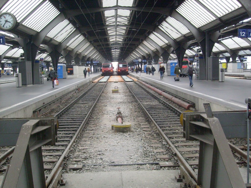 Hier die momentane Situation im Bahnhof Zrich. Da die Zge nicht ber der Baugrube nicht halten drfte ergibt sich im Moment folgendes Bild.