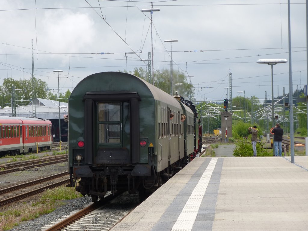 Hier der Nachschuss auf den, mit der 01 0509-8 bespannten Dampflok, Sonderzug von Chemnitz Hbf. nach Neuenmarkt Wirsberg.
Hier verlsst der Zug gerade den Hofer Hbf, 18.Mai 2013.