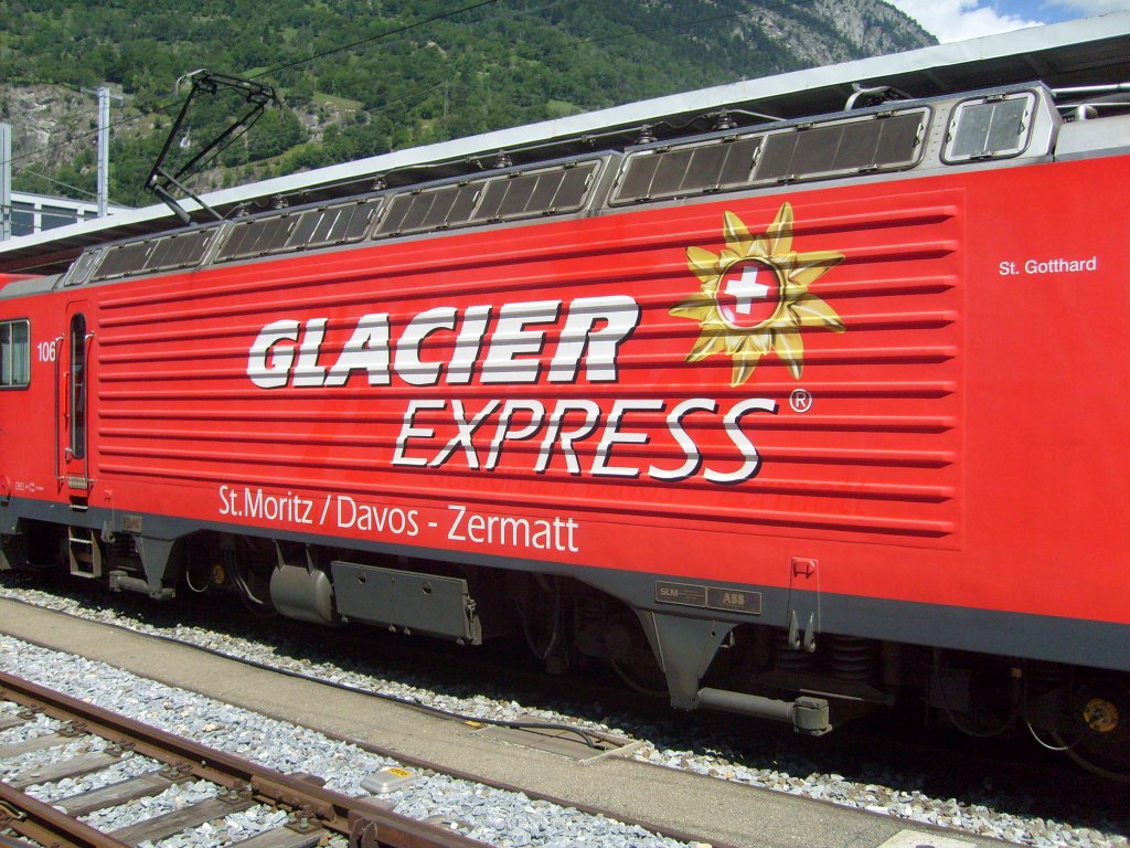Hier die Nahaufnahme der Glacier Express Werbung an einer Lok der MGB aufgenommen am 16.7 in Brig