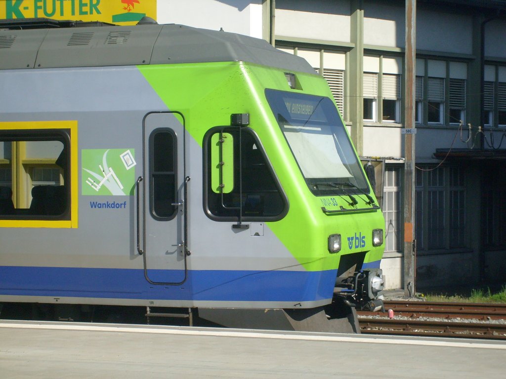 Hier eine Nahaufnahmes des Kopfes des BLS NINA 33 mit dem Taufnamen Wankdorf am 9.4. in Burgdorf