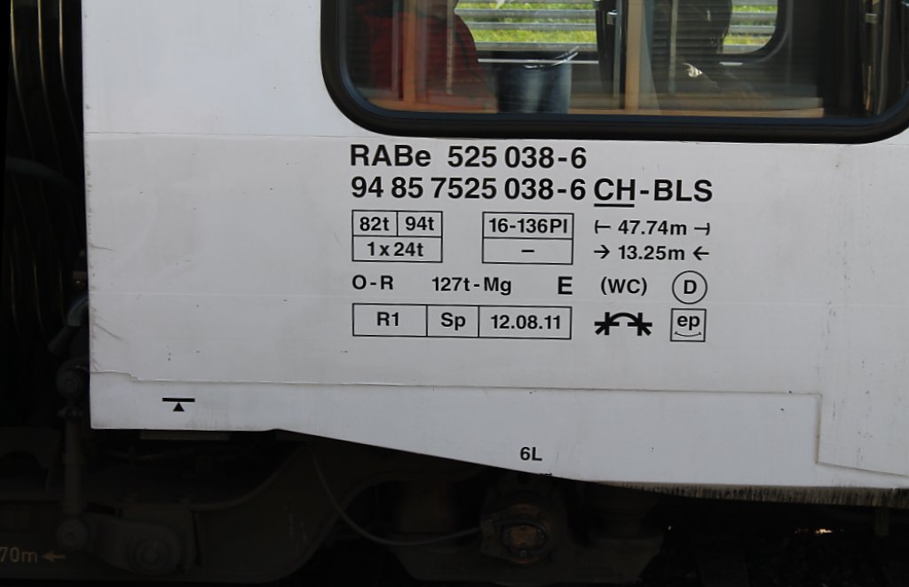 Hier die neue Revisionsanschrift an der Albino NINA am 9.10. in Hindelbank. Trotz der neuen Revision hat man dem Zug keine Lackierung gegnnt. Vielleicht ein Anzeichen, dass er einer der zu RegioAlps wechselnden NINAs ist?