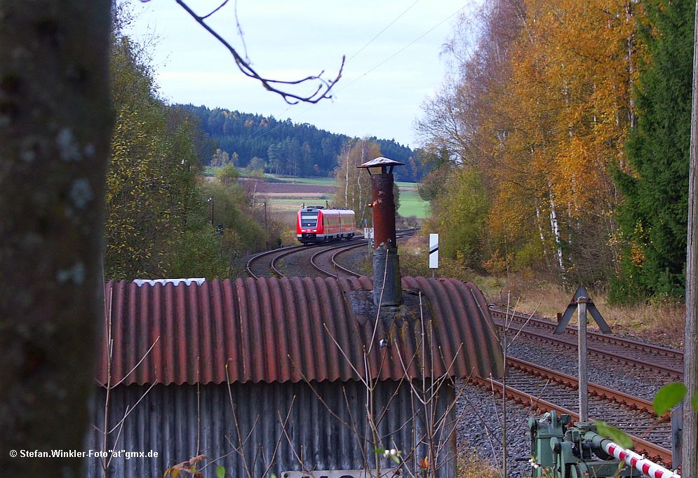 Hier noch ein herbstlicher Blick auf einen herannahenden 612er hinter Mnchberg im Wald an meinem Lieblings-B. An diesem 27.10.2010 war die Schranke nicht besetzt, also der bliche Zustand an diesem Privat-B...