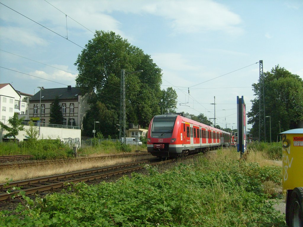 Hier noch ein Nachschuss auf eine Doppeltraktion ET422 als S5/8 nach Mnchengladbach hier bei der Ausfahrt aus Dortmund Barop. Hier zu sehen ist der hintere, verschlossene Triebteil.