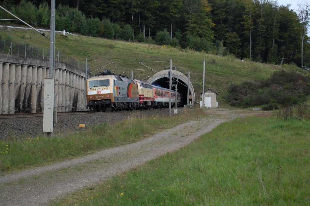 Hier noch ein Nachschuss auf den Tfz 69572 Nrnberg Hbf - Osnabrck, mit 217 001 und 120 159-9 kurz vor dem Eggetunnel in Willebadessen, 18.09.2010.