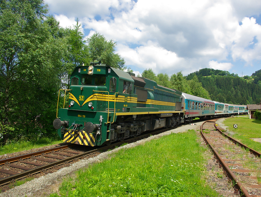 Hier noch ein Nachtrag zu diesem Bild:
http://www.bahnbilder.de/bild/oesterreich~strecken~lavanttalbahn/668871/mein-persoenlicher-hoehepunkt-in-sachen-bahn.html

Es zeigt die SZ 664 119 mit dem Sonderzug 19194 am 25.06.2010 beim Durchfahren des ehemaligen Bahnhofs  Taxwirt .

