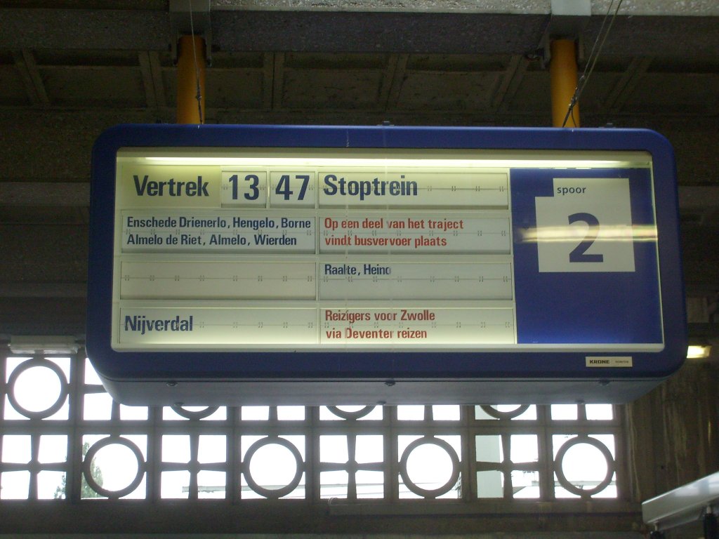 Hier noch ein Zugzielanzeiger aus dem Bahnhof von Enschede, der sehr viele verschiedene Informationen erhlt. So ausfhrlich sind die entsprechenden deutschen nicht.