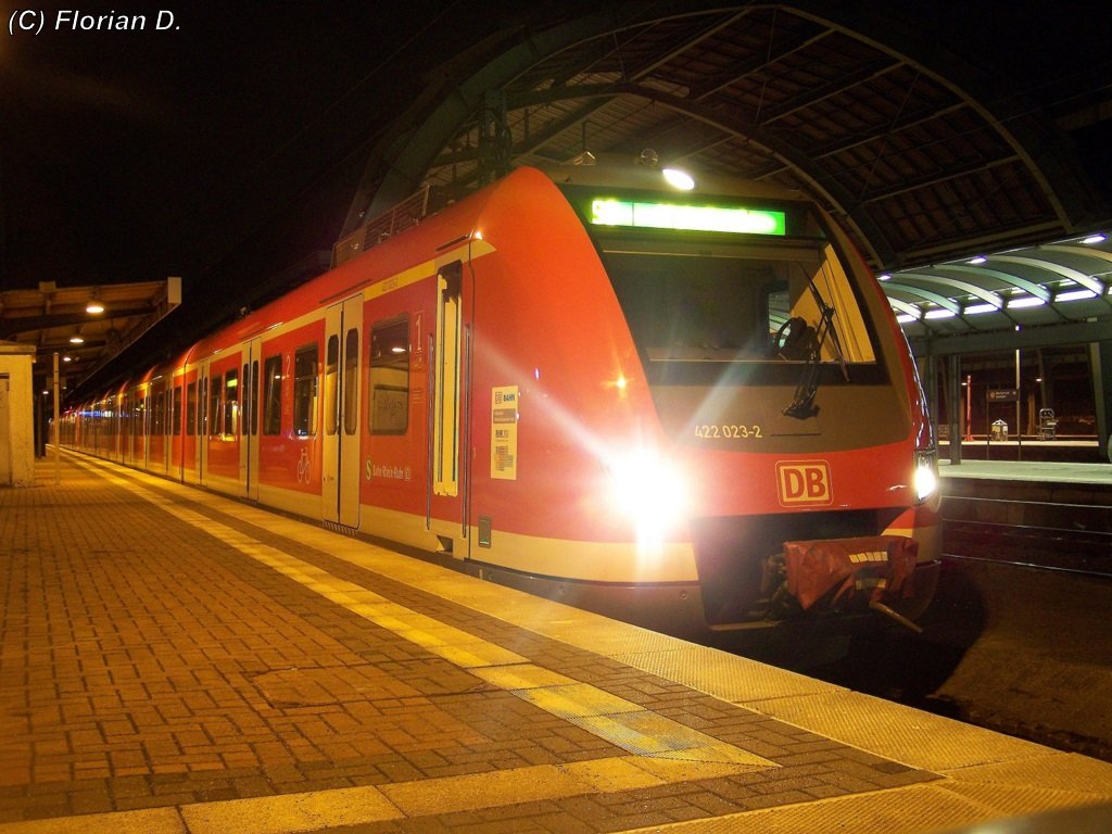 Hier noch einmal bei Nacht.
Ebenfalls wieder 422 023/523 mit 422 048/548 in Richtung M'Gladbach Hbf in Hagen als S8. 20.03.2010