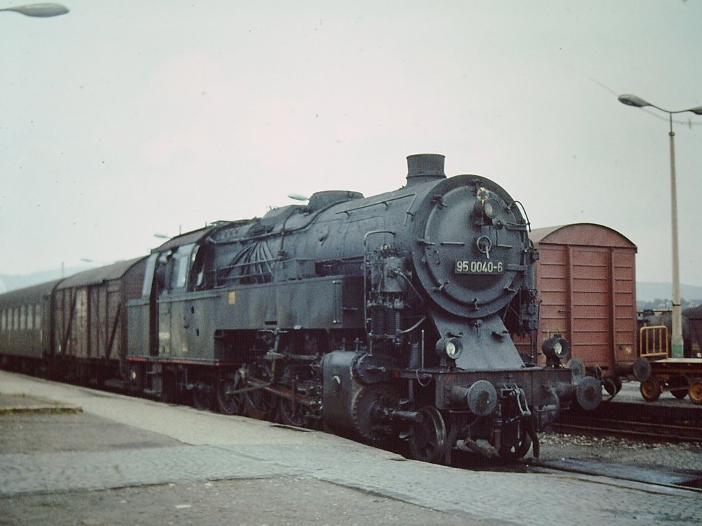 Hier ist noch einmal Lok 95 0040 vor einen Personenzug nach Sonneberg thr.zusehen Aufnahmezitpunkt 14.09.1978 in Saalfeld