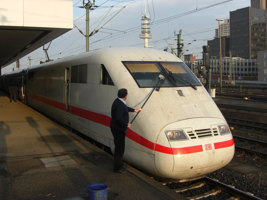 Hier ist noch Handarbeit angesagt. Da greift der Meister hchst persnlich noch zum Scheibenmopp. BR 401 565-7, Hannover Hbf, 08.11.08, 08:41.
