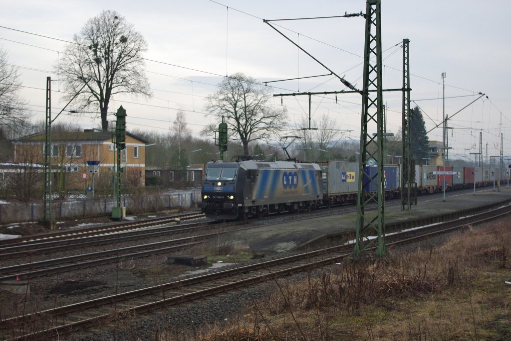 Hier noch mal die 185 546-9, w�hrend sie in Eschwege West am roten Signal warten musste. Seitdem die Cantus-Bahn seit dem 12.12.2009 nun den Stadtbahnhof anf�hrt kommt es oft zu Stockungen im G�terverkehr. Aufgenommen am 24.02.2010.