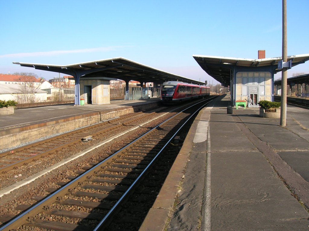 Hier die noch im Personenverkehr benutzten Gleise 5-8. Auf Gleis 7 steht ein RE nach Leipzig. Zeitz, 24.02.2011.