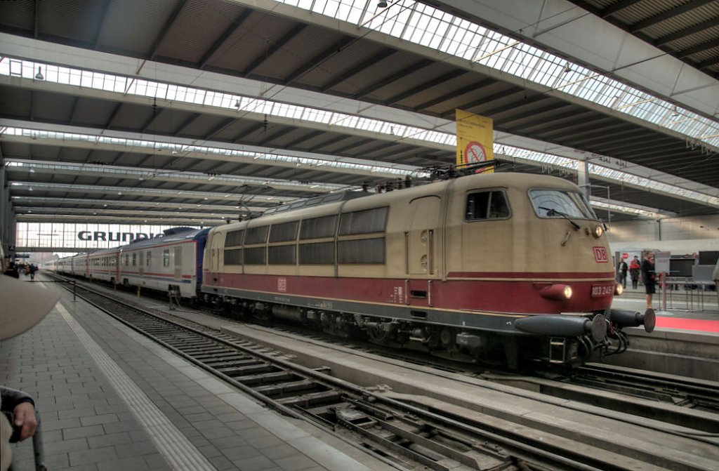Hier nochmal 103 245 in Mnchen Hbf, wo er mit groem Tamtam empfangen wurde und trotz Zeitumstellung ebenfalls am 30.10.11