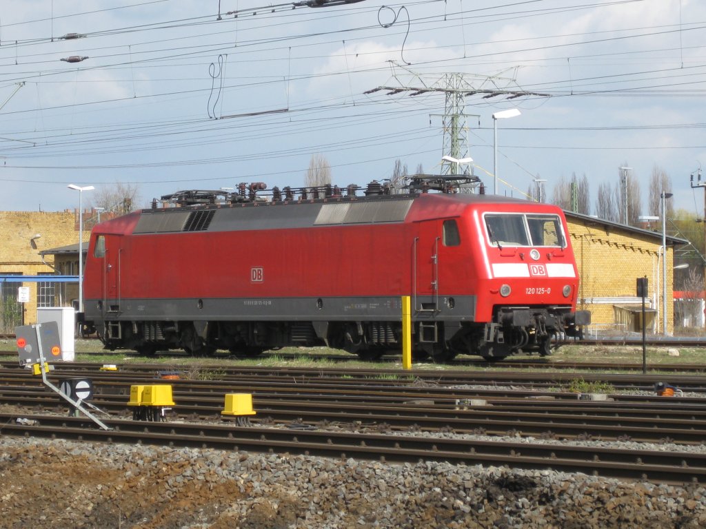 Hier nochmal die 120 125 von ihrer Sonnigen Seite. Vorfeld Leipzig Hbf. 10.4.10