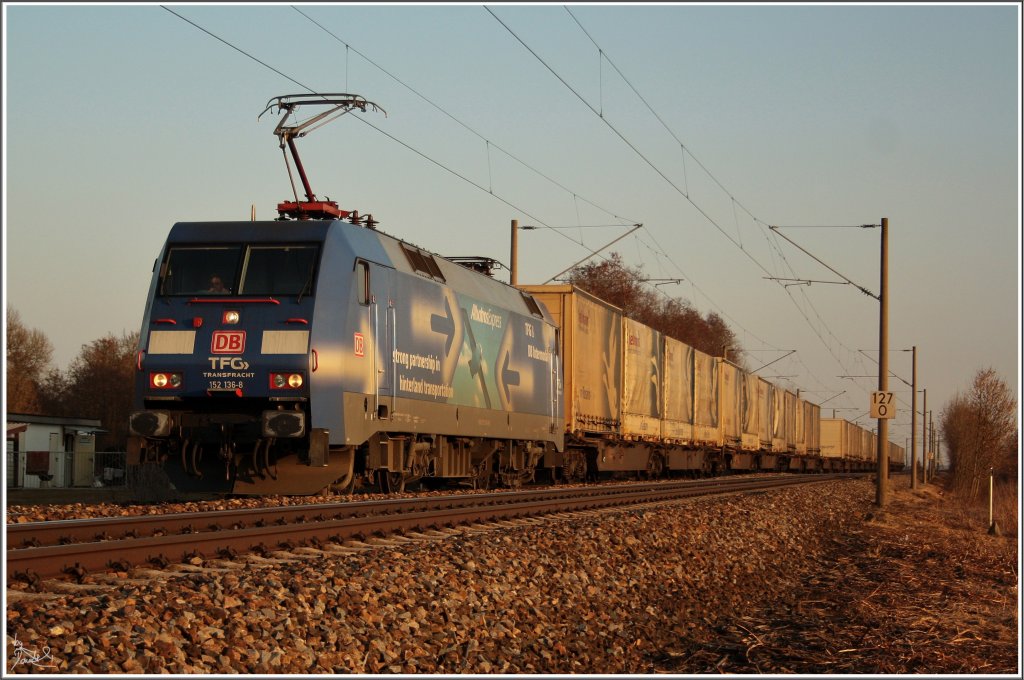 Hier nochmal 152 136  Albatros  mit dem Helmann -> Regensburg Ost. (08.03.2011, Kfering) 
