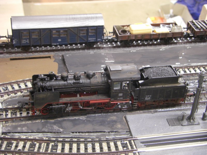 Hier nochmal die BR 24 die auf der Zufahrt zur Drehscheibe wartet.