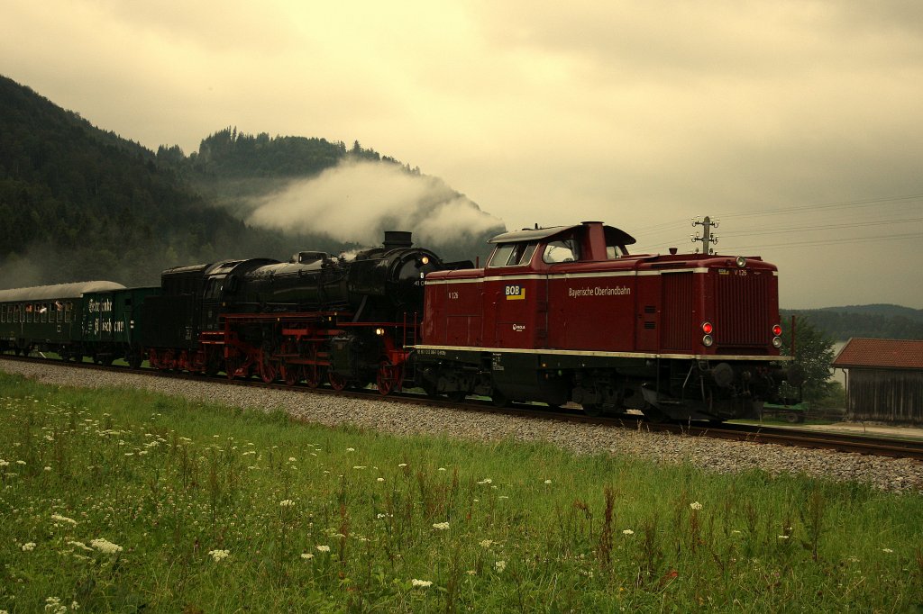 Hier nochmal ein Foto des Sonderzuges am Schliersee vom 10.07.2011: Zuglok (nicht zu sehen) war 70 083 und am Zugende waren 41 018 sowie die V126 der BOB.