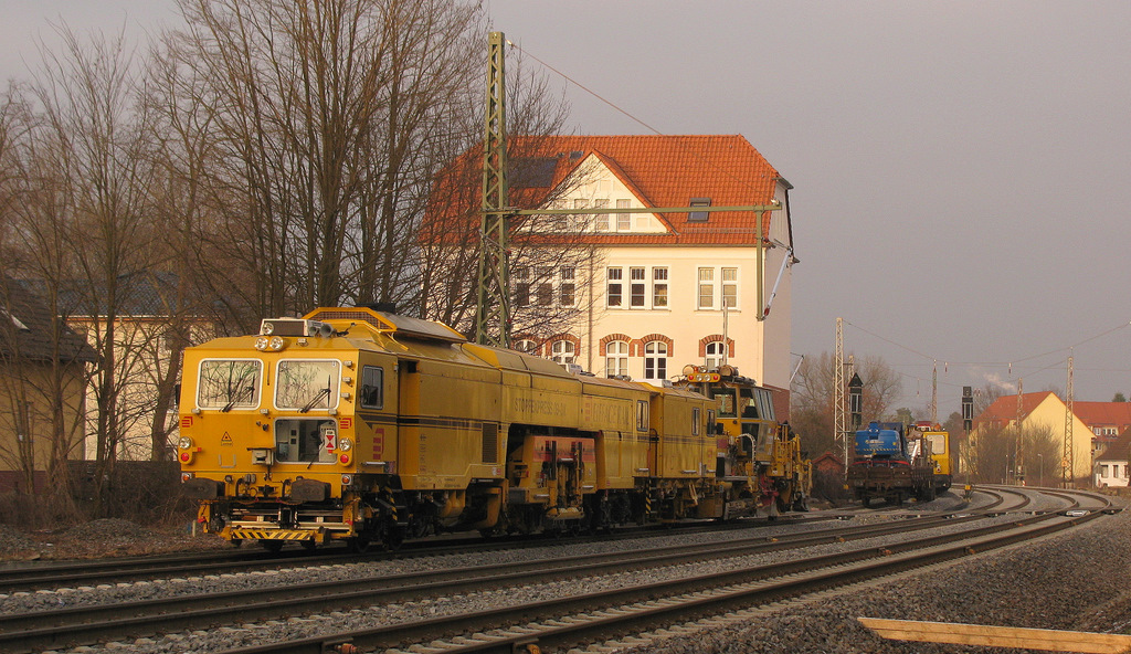 Hier nochmal in gro, die Stopfmaschine, als auch an diese heran gestellt, eine Schotterverteil- und Planiermaschiene von Eiffage Rail. Im Hintergrund stehen dann noch die Fahrzeuge zur Oberleitungsmontage der DB Bahnbau Gruppe am 28.01. abgestellt.